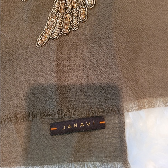 Janavi Cashmere Scarf - Picture 3 of 8